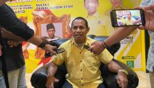 Wakil Ketua DPRD Kota Ternate, Amin Subuh, Saat di temui wartawan ruang kerja kantor DPD Partai Golkar Kota Ternate. Kamis, (08/10/26). Dok. Agis.