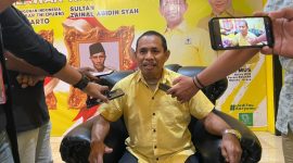 Wakil Ketua DPRD Kota Ternate, Amin Subuh, Saat di temui wartawan ruang kerja kantor DPD Partai Golkar Kota Ternate. Kamis, (08/10/26). Dok. Agis.