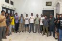 Koordinator Poros Muda Makayoa Halmahera Selatan, Samsudin Calill, melakukan foto bersama menjelang pelaksanaan Musyawarah ke-3 Ikatan Keluarga Besar (IKB) Makayoa Halmahera Selatan (Halsel).  Minggu, (11/10/26). Dok. Ian. 