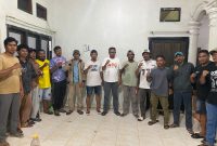 Koordinator Poros Muda Makayoa Halmahera Selatan, Samsudin Calill, melakukan foto bersama menjelang pelaksanaan Musyawarah ke-3 Ikatan Keluarga Besar (IKB) Makayoa Halmahera Selatan (Halsel).  Minggu, (11/10/26). Dok. Ian. 