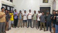 Koordinator Poros Muda Makayoa Halmahera Selatan, Samsudin Calill, melakukan foto bersama menjelang pelaksanaan Musyawarah ke-3 Ikatan Keluarga Besar (IKB) Makayoa Halmahera Selatan (Halsel). Minggu, (11/10/26). Dok. Ian.