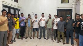 Koordinator Poros Muda Makayoa Halmahera Selatan, Samsudin Calill, melakukan foto bersama menjelang pelaksanaan Musyawarah ke-3 Ikatan Keluarga Besar (IKB) Makayoa Halmahera Selatan (Halsel).  Minggu, (11/10/26). Dok. Ian. 