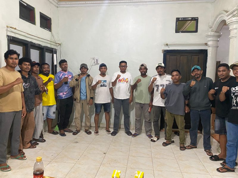 Koordinator Poros Muda Makayoa Halmahera Selatan, Samsudin Calill, melakukan foto bersama menjelang pelaksanaan Musyawarah ke-3 Ikatan Keluarga Besar (IKB) Makayoa Halmahera Selatan (Halsel).  Minggu, (11/10/26). Dok. Ian. 