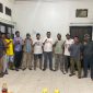 Koordinator Poros Muda Makayoa Halmahera Selatan, Samsudin Calill, melakukan foto bersama menjelang pelaksanaan Musyawarah ke-3 Ikatan Keluarga Besar (IKB) Makayoa Halmahera Selatan (Halsel).  Minggu, (11/10/26). Dok. Ian. 
