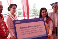 Penyerahan bantuan secara simbolis dilakukan oleh Regional CEO (RCEO) BRI Regional Office 16 Manado, Elizabeth Primasari, dan diterima oleh Gubernur Maluku Utara, Sherly Tjoanda, di Sofifi, Maluku Utara. Senin, (12/10/26). Dok. Istimewa.