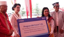 Penyerahan bantuan secara simbolis dilakukan oleh Regional CEO (RCEO) BRI Regional Office 16 Manado, Elizabeth Primasari, dan diterima oleh Gubernur Maluku Utara, Sherly Tjoanda, di Sofifi, Maluku Utara. Senin, (12/10/26). Dok. Istimewa.