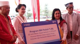 Penyerahan bantuan secara simbolis dilakukan oleh Regional CEO (RCEO) BRI Regional Office 16 Manado, Elizabeth Primasari, dan diterima oleh Gubernur Maluku Utara, Sherly Tjoanda, di Sofifi, Maluku Utara. Senin, (12/10/26). Dok. Istimewa. 