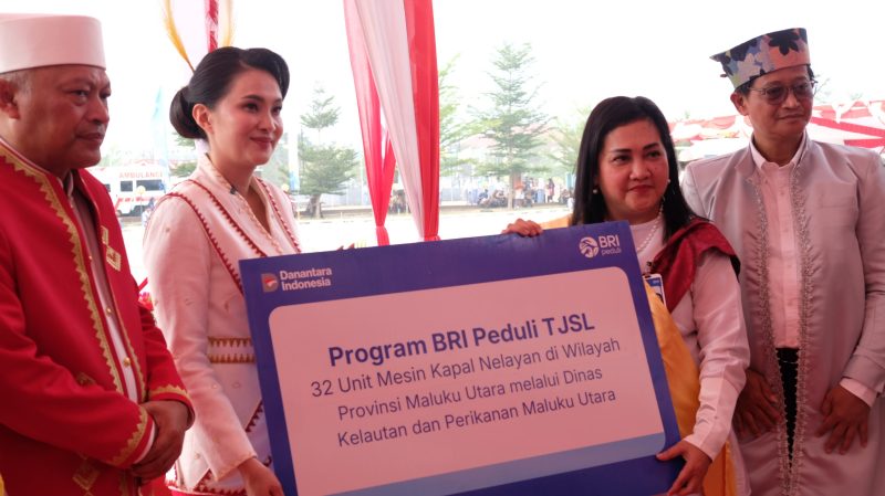 Penyerahan bantuan secara simbolis dilakukan oleh Regional CEO (RCEO) BRI Regional Office 16 Manado, Elizabeth Primasari, dan diterima oleh Gubernur Maluku Utara, Sherly Tjoanda, di Sofifi, Maluku Utara. Senin, (12/10/26). Dok. Istimewa. 