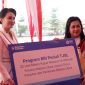 Penyerahan bantuan secara simbolis dilakukan oleh Regional CEO (RCEO) BRI Regional Office 16 Manado, Elizabeth Primasari, dan diterima oleh Gubernur Maluku Utara, Sherly Tjoanda, di Sofifi, Maluku Utara. Senin, (12/10/26). Dok. Istimewa. 