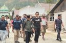 Wakil Bupati Halsel, Helmi Umar Muchsin, didampingi masyarakat turun memantau pembangunan jalan Lapis Penetrasi Makadam (Lapen) di Desa Loleojaya, Kecamatan Kasiruta Timur, Sabtu (10/10/26). Dok. Ian. 