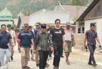 Wakil Bupati Halsel, Helmi Umar Muchsin, didampingi masyarakat turun memantau pembangunan jalan Lapis Penetrasi Makadam (Lapen) di Desa Loleojaya, Kecamatan Kasiruta Timur, Sabtu (10/10/26). Dok. Ian. 
