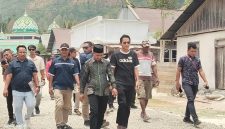 Wakil Bupati Halsel, Helmi Umar Muchsin, didampingi masyarakat turun memantau pembangunan jalan Lapis Penetrasi Makadam (Lapen) di Desa Loleojaya, Kecamatan Kasiruta Timur, Sabtu (10/10/26). Dok. Ian. 
