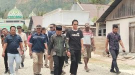 Wakil Bupati Halsel, Helmi Umar Muchsin, didampingi masyarakat turun memantau pembangunan jalan Lapis Penetrasi Makadam (Lapen) di Desa Loleojaya, Kecamatan Kasiruta Timur, Sabtu (10/10/26). Dok. Ian. 