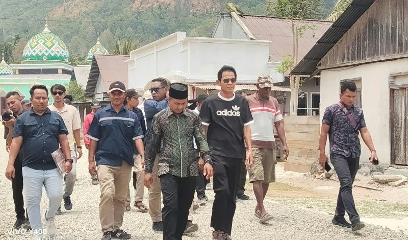 Wakil Bupati Halsel, Helmi Umar Muchsin, didampingi masyarakat turun memantau pembangunan jalan Lapis Penetrasi Makadam (Lapen) di Desa Loleojaya, Kecamatan Kasiruta Timur, Sabtu (10/10/26). Dok. Ian. 