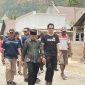 Wakil Bupati Halsel, Helmi Umar Muchsin, didampingi masyarakat turun memantau pembangunan jalan Lapis Penetrasi Makadam (Lapen) di Desa Loleojaya, Kecamatan Kasiruta Timur, Sabtu (10/10/26). Dok. Ian. 