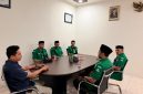Ketua Pimpinan Wilayah GP Ansor Provinsi Maluku Utara, Syarif Abdullah, berserta Pengurusnya melaksanakan Audiensi bersama dengan Kepala Perum Bulog Kantor Cabang Ternate, Jefry Tanasi di Kantor Cabang Ternate. Selasa, (13/10/26). Dok. Istimewa. 