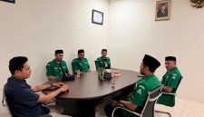Ketua Pimpinan Wilayah GP Ansor Provinsi Maluku Utara, Syarif Abdullah, berserta Pengurusnya melaksanakan Audiensi bersama dengan Kepala Perum Bulog Kantor Cabang Ternate, Jefry Tanasi di Kantor Cabang Ternate. Selasa, (13/10/26). Dok. Istimewa. 