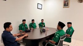 Ketua Pimpinan Wilayah GP Ansor Provinsi Maluku Utara, Syarif Abdullah, berserta Pengurusnya melaksanakan Audiensi bersama dengan Kepala Perum Bulog Kantor Cabang Ternate, Jefry Tanasi di Kantor Cabang Ternate. Selasa, (13/10/26). Dok. Istimewa. 