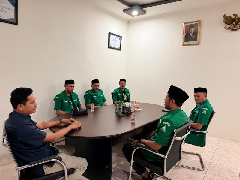 Ketua Pimpinan Wilayah GP Ansor Provinsi Maluku Utara, Syarif Abdullah, berserta Pengurusnya melaksanakan Audiensi bersama dengan Kepala Perum Bulog Kantor Cabang Ternate, Jefry Tanasi di Kantor Cabang Ternate. Selasa, (13/10/26). Dok. Istimewa. 