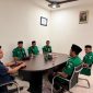 Ketua Pimpinan Wilayah GP Ansor Provinsi Maluku Utara, Syarif Abdullah, berserta Pengurusnya melaksanakan Audiensi bersama dengan Kepala Perum Bulog Kantor Cabang Ternate, Jefry Tanasi di Kantor Cabang Ternate. Selasa, (13/10/26). Dok. Istimewa. 