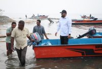 Bupati Halmahera Selatan (Halsel), Hasan Ali Bassam Kasuba, menyerahkan secara simbolis 50 unit bantuan armada tangkap melalui Dinas Kelautan dan Perikanan (DKP) Halsel di galangan fiber, Pantai Desa Gandasuli, Kecamatan Bacan Selatan, Rabu (14/10/26). Dok. Ian. 