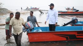Bupati Halmahera Selatan (Halsel), Hasan Ali Bassam Kasuba, menyerahkan secara simbolis 50 unit bantuan armada tangkap melalui Dinas Kelautan dan Perikanan (DKP) Halsel di galangan fiber, Pantai Desa Gandasuli, Kecamatan Bacan Selatan, Rabu (14/10/26). Dok. Ian. 