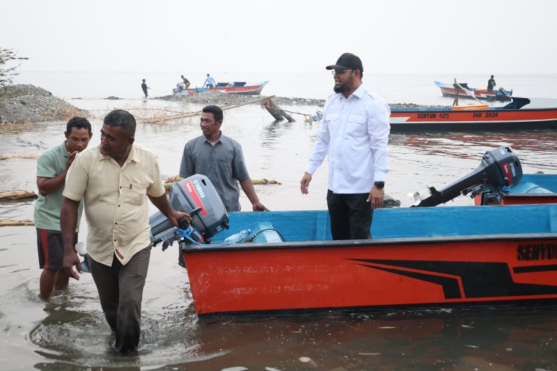 Bupati Halmahera Selatan (Halsel), Hasan Ali Bassam Kasuba, menyerahkan secara simbolis 50 unit bantuan armada tangkap melalui Dinas Kelautan dan Perikanan (DKP) Halsel di galangan fiber, Pantai Desa Gandasuli, Kecamatan Bacan Selatan, Rabu (14/10/26). Dok. Ian. 