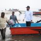 Bupati Halmahera Selatan (Halsel), Hasan Ali Bassam Kasuba, menyerahkan secara simbolis 50 unit bantuan armada tangkap melalui Dinas Kelautan dan Perikanan (DKP) Halsel di galangan fiber, Pantai Desa Gandasuli, Kecamatan Bacan Selatan, Rabu (14/10/26). Dok. Ian. 