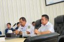 Wakil Bupati Halmahera Timur, Anjas Taher, S.E., M.Si., saat membuka FGD Tantangan Agraria di Kawasan Transmigrasi Patlean bersama Tim Ekspedisi Patriot Kementerian Transmigrasi dan Universitas Gadjah Mada (UGM), di Aula Kantor Bupati Halmahera Timur, Selasa (14/10/26). Dok. M. Dzarik. 