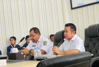 Wakil Bupati Halmahera Timur, Anjas Taher, S.E., M.Si., saat membuka FGD Tantangan Agraria di Kawasan Transmigrasi Patlean bersama Tim Ekspedisi Patriot Kementerian Transmigrasi dan Universitas Gadjah Mada (UGM), di Aula Kantor Bupati Halmahera Timur, Selasa (14/10/26). Dok. M. Dzarik. 