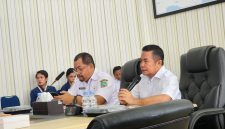 Wakil Bupati Halmahera Timur, Anjas Taher, S.E., M.Si., saat membuka FGD Tantangan Agraria di Kawasan Transmigrasi Patlean bersama Tim Ekspedisi Patriot Kementerian Transmigrasi dan Universitas Gadjah Mada (UGM), di Aula Kantor Bupati Halmahera Timur, Selasa (14/10/26). Dok. M. Dzarik. 