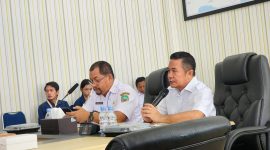 Wakil Bupati Halmahera Timur, Anjas Taher, S.E., M.Si., saat membuka FGD Tantangan Agraria di Kawasan Transmigrasi Patlean bersama Tim Ekspedisi Patriot Kementerian Transmigrasi dan Universitas Gadjah Mada (UGM), di Aula Kantor Bupati Halmahera Timur, Selasa (14/10/26). Dok. M. Dzarik. 