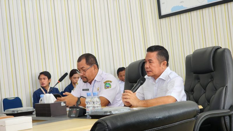 Wakil Bupati Halmahera Timur, Anjas Taher, S.E., M.Si., saat membuka FGD Tantangan Agraria di Kawasan Transmigrasi Patlean bersama Tim Ekspedisi Patriot Kementerian Transmigrasi dan Universitas Gadjah Mada (UGM), di Aula Kantor Bupati Halmahera Timur, Selasa (14/10/26). Dok. M. Dzarik. 