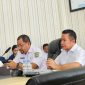 Wakil Bupati Halmahera Timur, Anjas Taher, S.E., M.Si., saat membuka FGD Tantangan Agraria di Kawasan Transmigrasi Patlean bersama Tim Ekspedisi Patriot Kementerian Transmigrasi dan Universitas Gadjah Mada (UGM), di Aula Kantor Bupati Halmahera Timur, Selasa (14/10/26). Dok. M. Dzarik. 