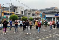 Manajemen dan staf PT Bank Rakyat Indonesia (Persero) Tbk melalui Kantor Cabang (Kanca) Ternate melaksanaon olahraga bersama berupa senam Zumba yang digelar di lapangan Kantor Cabang BRI Ternate. (16/10/26). Dok. Agis. 