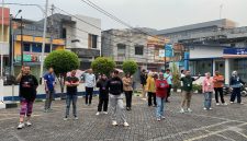 Manajemen dan staf PT Bank Rakyat Indonesia (Persero) Tbk melalui Kantor Cabang (Kanca) Ternate melaksanaon olahraga bersama berupa senam Zumba yang digelar di lapangan Kantor Cabang BRI Ternate. (16/10/26). Dok. Agis.