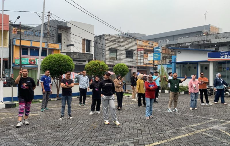 Manajemen dan staf PT Bank Rakyat Indonesia (Persero) Tbk melalui Kantor Cabang (Kanca) Ternate melaksanaon olahraga bersama berupa senam Zumba yang digelar di lapangan Kantor Cabang BRI Ternate. (16/10/26). Dok. Agis. 