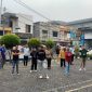 Manajemen dan staf PT Bank Rakyat Indonesia (Persero) Tbk melalui Kantor Cabang (Kanca) Ternate melaksanaon olahraga bersama berupa senam Zumba yang digelar di lapangan Kantor Cabang BRI Ternate. (16/10/26). Dok. Agis. 