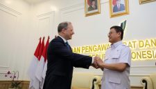 Pertemuan Kepala Badan Pengawas Obat dan Makanan (BPOM) RI, Prof. dr. Taruna Ikrar, M.Biomed., Ph.D., dengan Wakil Menteri Perindustrian dan Perdagangan Federasi Rusia, Alexey V. Gruzdev, di kantor BPOM, Jakarta. Kamis, (15/10/26). Dok. Istimewa. 