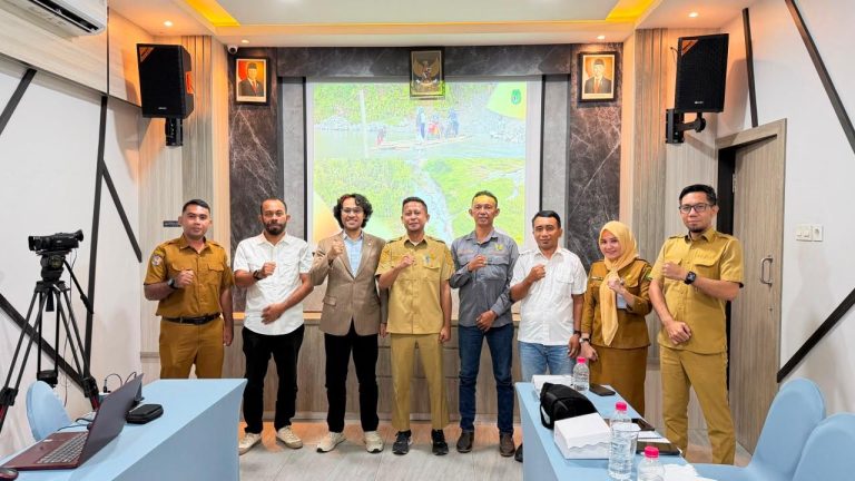 Foto bersama Anggota DPD RI Bersama PUPR Provinsi Maluku Utara. di Hotel Belson, Kota Ternate. Selasa (20/10/26). Dok. Istimewa. 