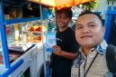 Staf BRI Cabang Ternate Foto Selfi bersama Pedagang Lokal sekaligus digitalisasi usaha UMKM) melalui edukasi dan pemanfaatan QRIS) bagi para pedagang lokal di Kota Ternate. Selasa (20/10/26). Dok. Istimewa. 