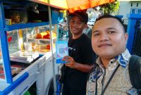 Staf BRI Cabang Ternate Foto Selfi bersama Pedagang Lokal sekaligus digitalisasi usaha UMKM) melalui edukasi dan pemanfaatan QRIS) bagi para pedagang lokal di Kota Ternate. Selasa (20/10/26). Dok. Istimewa. 