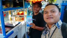 Staf BRI Cabang Ternate Foto Selfi bersama Pedagang Lokal sekaligus digitalisasi usaha UMKM) melalui edukasi dan pemanfaatan QRIS) bagi para pedagang lokal di Kota Ternate. Selasa (20/10/26). Dok. Istimewa.