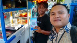 Staf BRI Cabang Ternate Foto Selfi bersama Pedagang Lokal sekaligus digitalisasi usaha UMKM) melalui edukasi dan pemanfaatan QRIS) bagi para pedagang lokal di Kota Ternate. Selasa (20/10/26). Dok. Istimewa. 