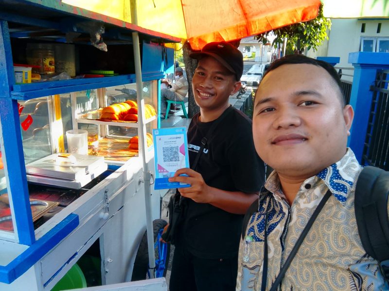 Staf BRI Cabang Ternate Foto Selfi bersama Pedagang Lokal sekaligus digitalisasi usaha UMKM) melalui edukasi dan pemanfaatan QRIS) bagi para pedagang lokal di Kota Ternate. Selasa (20/10/26). Dok. Istimewa. 