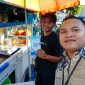 Staf BRI Cabang Ternate Foto Selfi bersama Pedagang Lokal sekaligus digitalisasi usaha UMKM) melalui edukasi dan pemanfaatan QRIS) bagi para pedagang lokal di Kota Ternate. Selasa (20/10/26). Dok. Istimewa. 