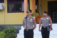 Kapolres Halmahera Selatan, AKBP Hendra Gunawan, S.H., S.I.K., M.M.,saat memimpin upacara bendera dalam program Polisi Peduli Pendidikan (Polidik) di SMA Negeri 7 Halmahera Selatan, Desa Kampung Makian. Senin (19/10/26). Dok. Ian. 