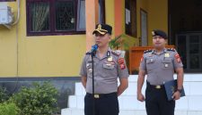 Kapolres Halmahera Selatan, AKBP Hendra Gunawan, S.H., S.I.K., M.M.,saat memimpin upacara bendera dalam program Polisi Peduli Pendidikan (Polidik) di SMA Negeri 7 Halmahera Selatan, Desa Kampung Makian. Senin (19/10/26). Dok. Ian.