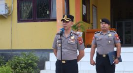 Kapolres Halmahera Selatan, AKBP Hendra Gunawan, S.H., S.I.K., M.M.,saat memimpin upacara bendera dalam program Polisi Peduli Pendidikan (Polidik) di SMA Negeri 7 Halmahera Selatan, Desa Kampung Makian. Senin (19/10/26). Dok. Ian. 