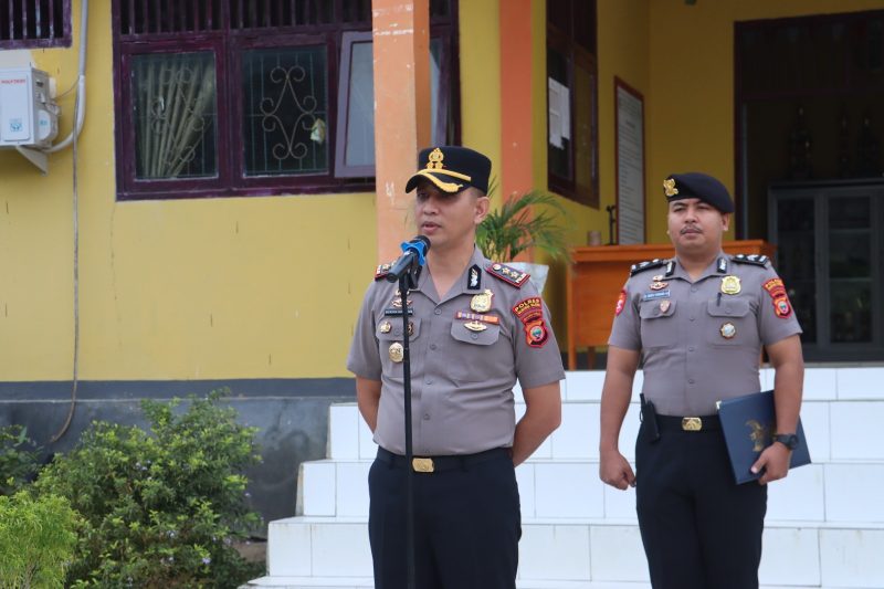Kapolres Halmahera Selatan, AKBP Hendra Gunawan, S.H., S.I.K., M.M.,saat memimpin upacara bendera dalam program Polisi Peduli Pendidikan (Polidik) di SMA Negeri 7 Halmahera Selatan, Desa Kampung Makian. Senin (19/10/26). Dok. Ian. 
